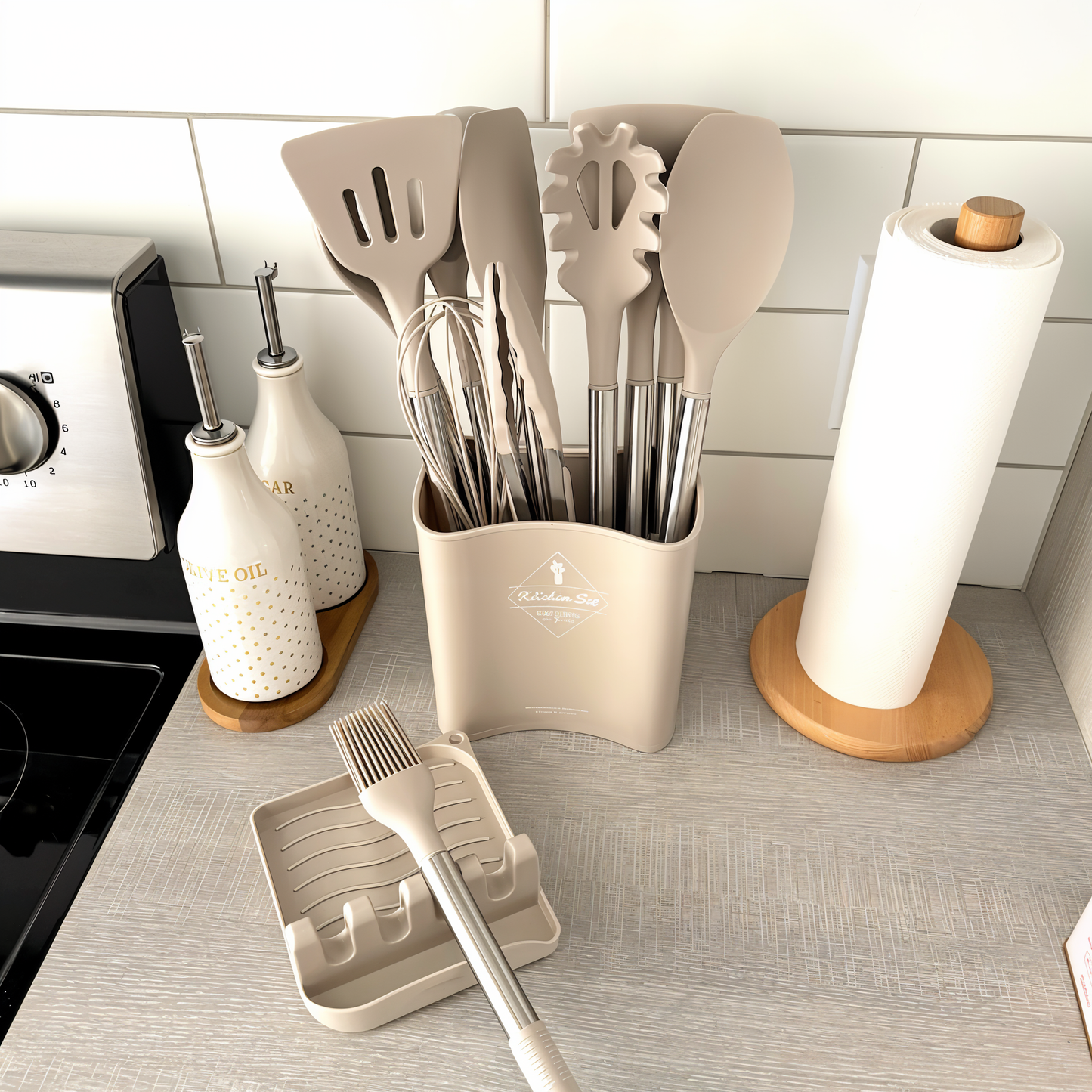 Beiges Küchenutensilien-Set aus Silikon und Edelstahl auf Arbeitsplatte, modern und stilvoll.