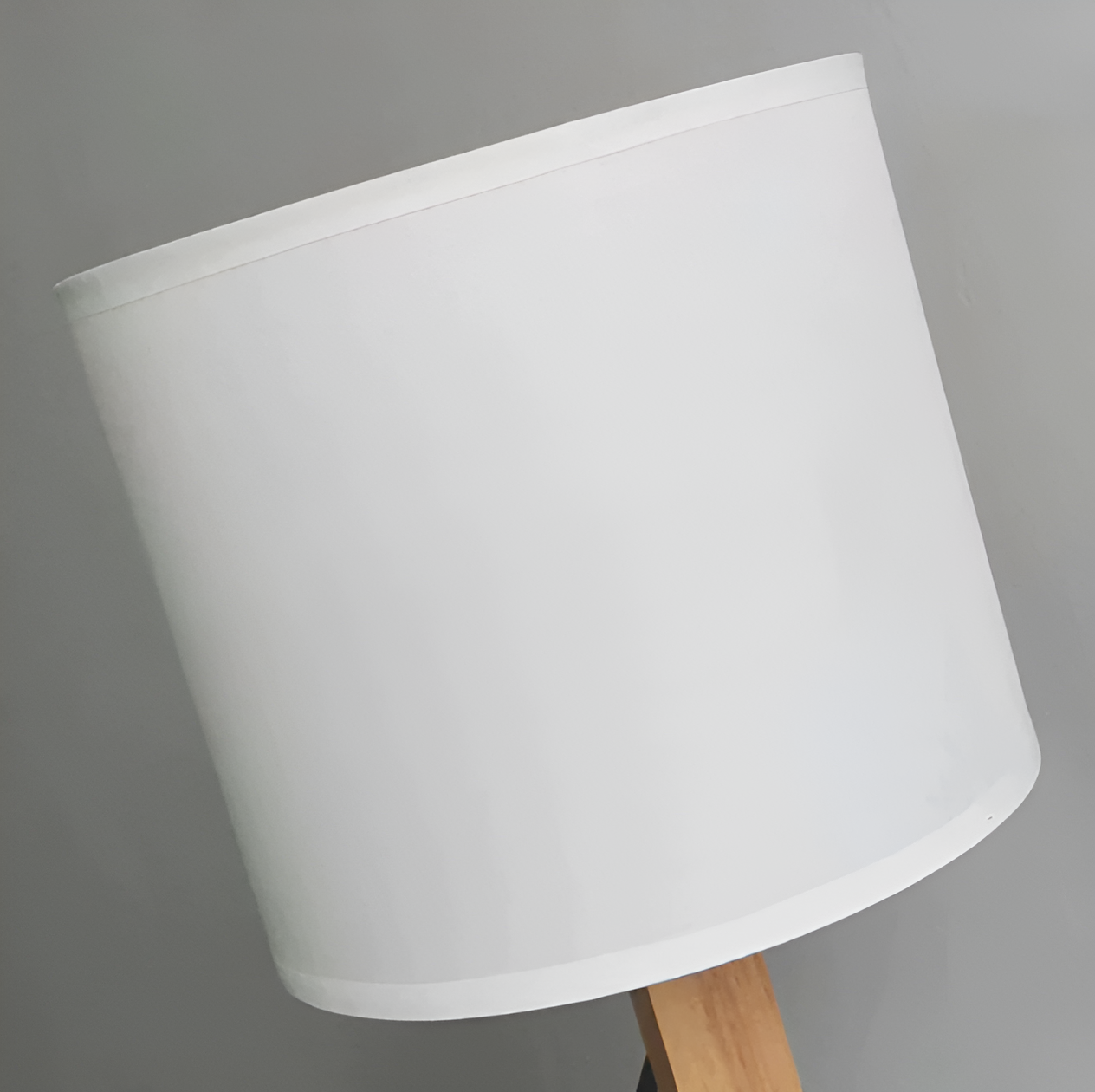 Flexibel robot skrivbordslampa i massivt trä - LumoBot