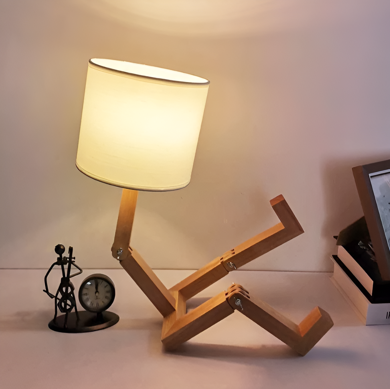 Flexibel robot skrivbordslampa i massivt trä - LumoBot