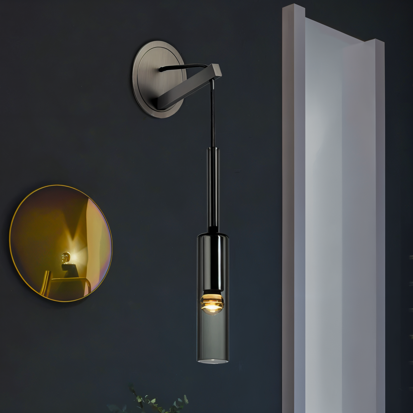 Minimalistisk vägglampa med rökglas – Orvane