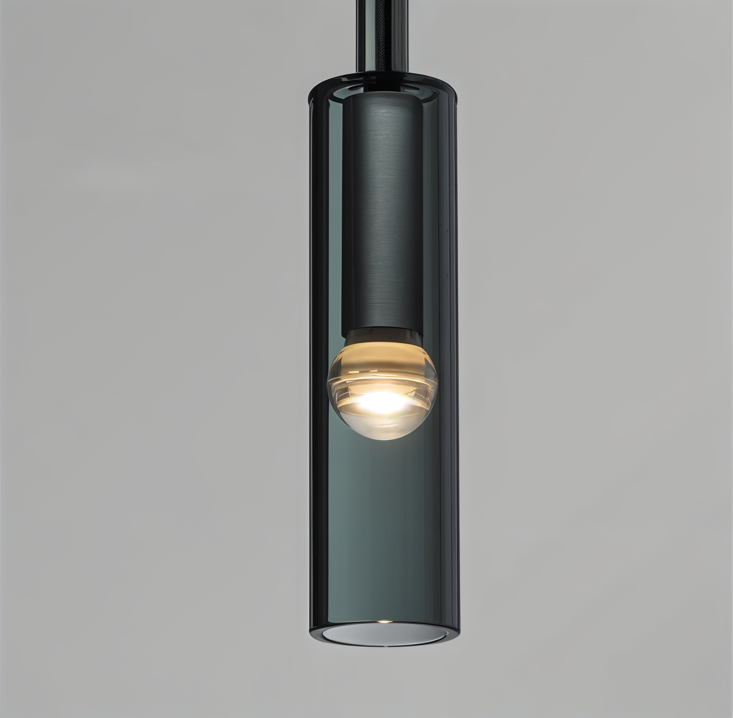 Minimalistisk vägglampa med rökglas – Orvane