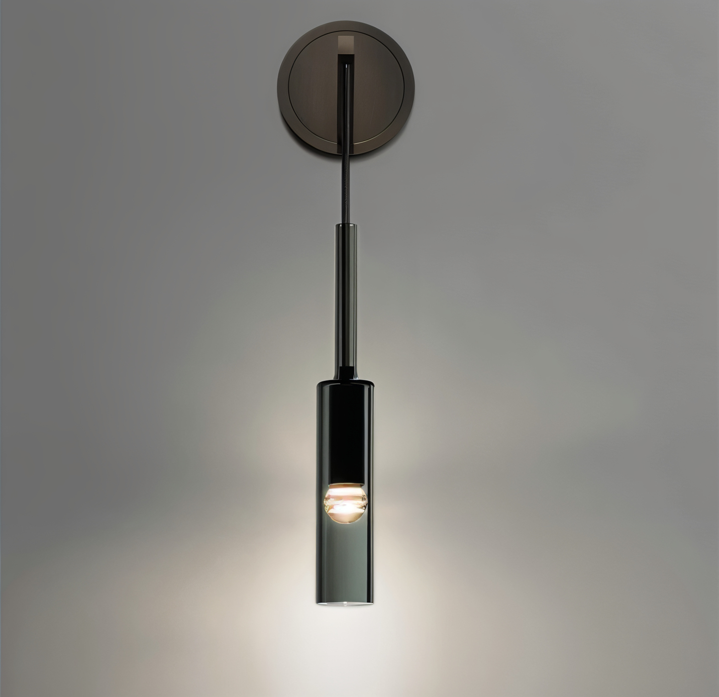 Minimalistisk vägglampa med rökglas – Orvane