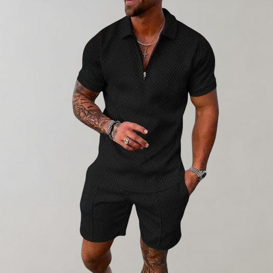 Mann in schwarzem Kurzarm-Overall, elegantes Design, Sommermode für Herren.