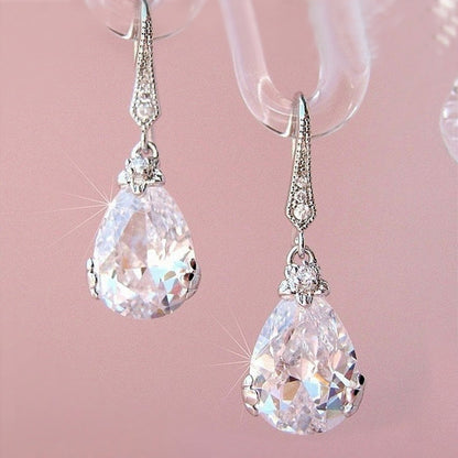 Silberne Ohrringe mit tropfenförmigem Zirkonia, eleganter Schmuck für Damen.