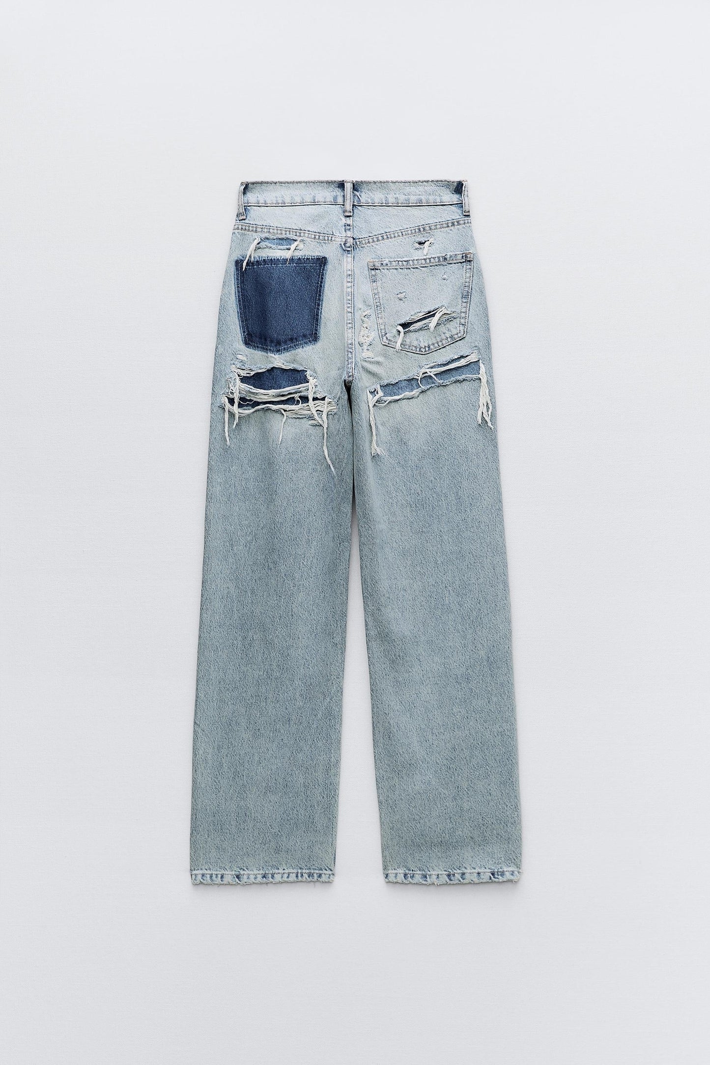 Zerrissene blaue Jeans für Damen, Vintage-Stil, hohe Taille, Denim, modisch, Rückansicht.
