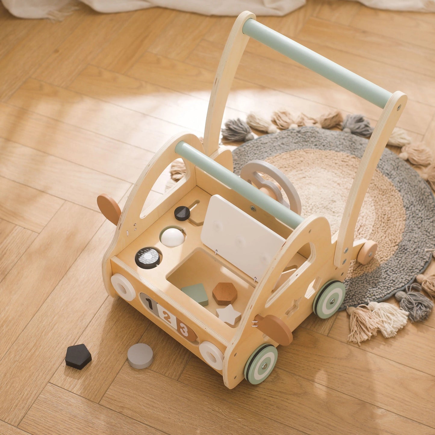Gåvagn av trä med Montessori-leksaksdelar och speglar