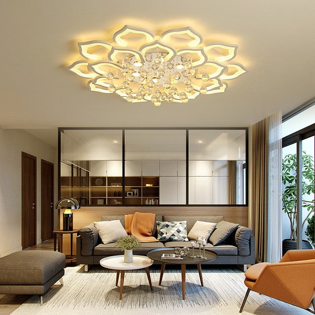 Moderne LED-Deckenleuchte im Wohnzimmer, blütenförmig, warmweißes Licht, elegantes Design.