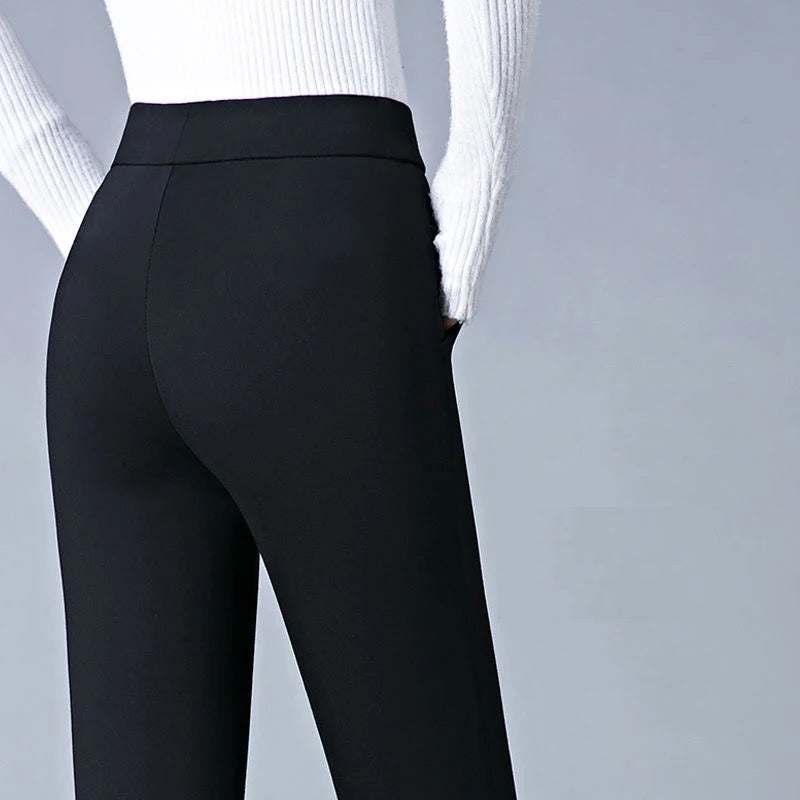 Weiße Strickpullover und schwarze Damenhose, elegant, modisch, seitliche Ansicht.