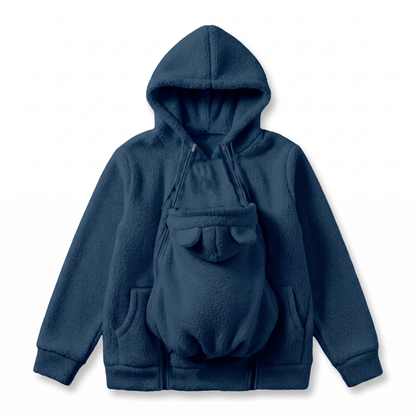 Marinblå hoodie i sherpafleece uppställd platt med den avtagbara babypanelen med björnöron och dragkedjor. 10