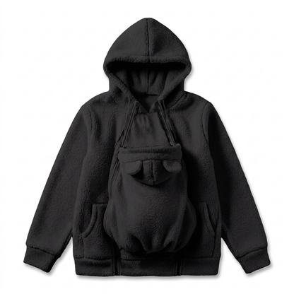 Svart hoodie i sherpafleece uppställd platt med babypanelen med björnöron och dragkedjor längs sidorna. 13