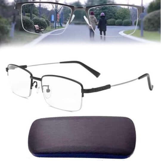Svarta halvbågade glasögon bredvid ett mörkt fodral, med en parkpromenad synlig genom glasen 6