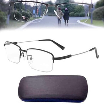 Svarta halvbågade glasögon bredvid ett mörkt fodral, med en parkpromenad synlig genom glasen 6