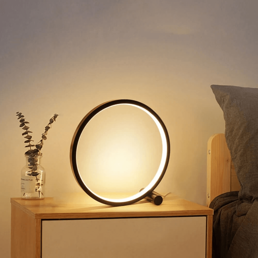 Moderne LED-Tischlampe, rund, schwarz, auf Nachttisch, warmweißes Licht, Schlafzimmer-Dekor.