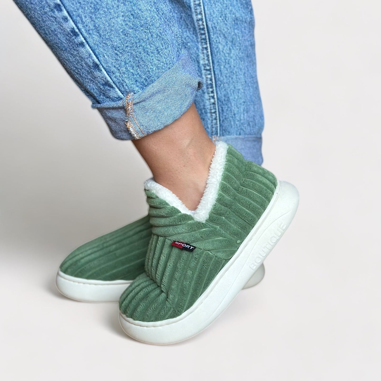 Grüne Damen-Hausschuhe mit weißem Fellfutter, gesteppt, bequem, warme Winter-Slipper.