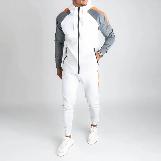 Mann in weißem Trainingsanzug mit grauen und orangefarbenen Akzenten, Sportmode, Fitnessbekleidung.