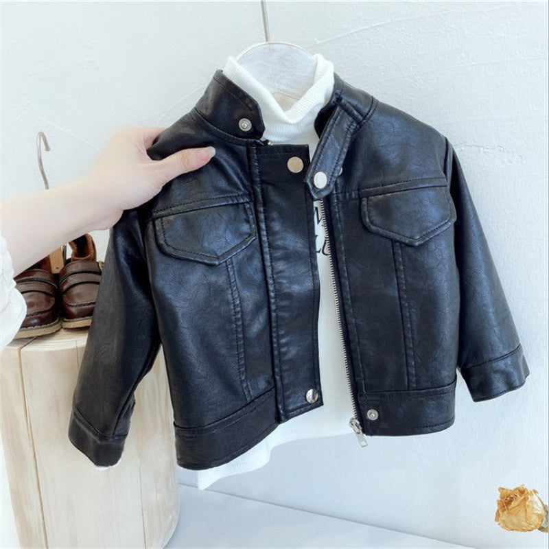 Schwarze Lederjacke für Kinder, modisch, mit Reißverschluss, auf Kleiderbügel, weißer Hintergrund.