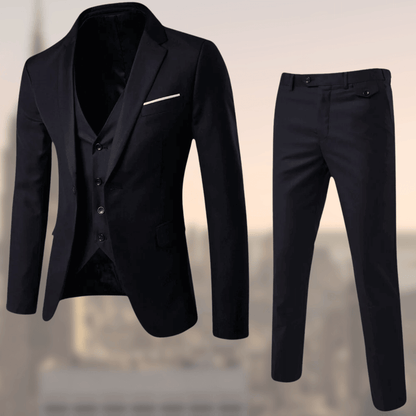 Schwarzer Herrenanzug, dreiteilig, elegant, mit Weste und Hose, ideal für formelle Anlässe.
