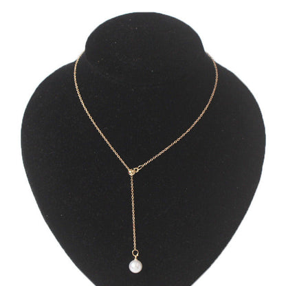 Goldene Kette mit Imitationsperle, modisches Damen-Accessoire, elegantes Design.