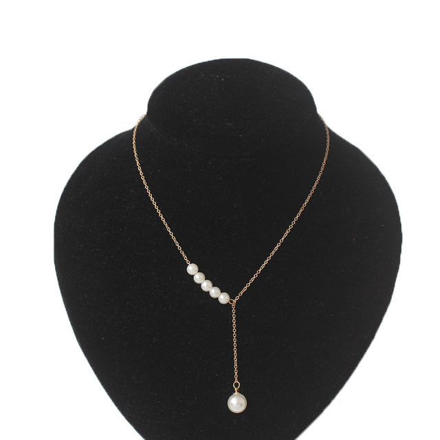 Goldene Halskette mit Kunstperlen, modisches Design, ideal für Damen, Party-Schmuck.