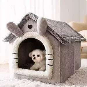 Graues, weiches Hundebett in Hausform mit abnehmbarem Kissen, geeignet für kleine Hunde.