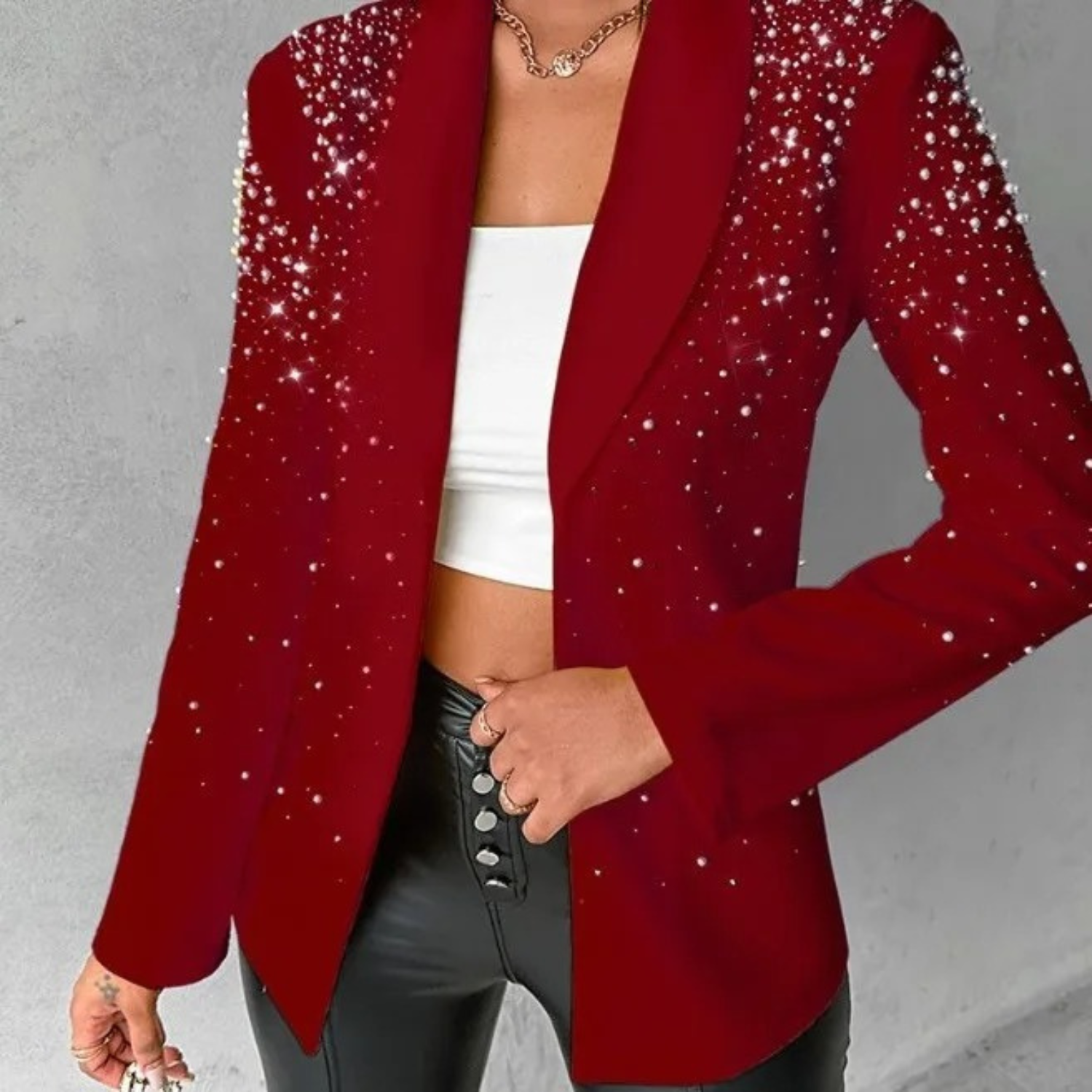 Roter Damenblazer mit Perlen, eleganter Stil, modische Jacke, festliche Kleidung.