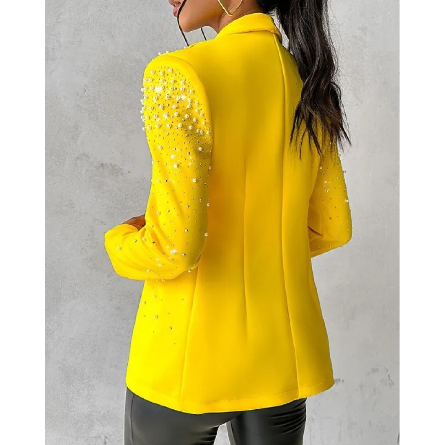 Gelber Damenblazer mit Perlen, eleganter Stil, modische Jacke, langärmelig, festlich.