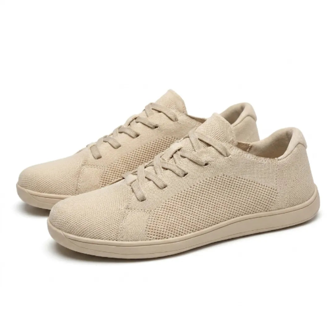 Ett par beige mesh-skor med snörning, snett framifrån på vit bakgrund. 7