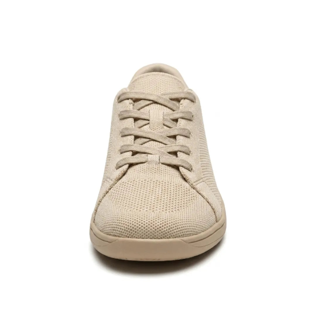 Beige sko rakt framifrån med korsade skosnören och bred, rundad tå. 8