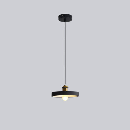 Schwarze Pendelleuchte mit rundem Schirm, modernes Design, Innenbeleuchtung.
