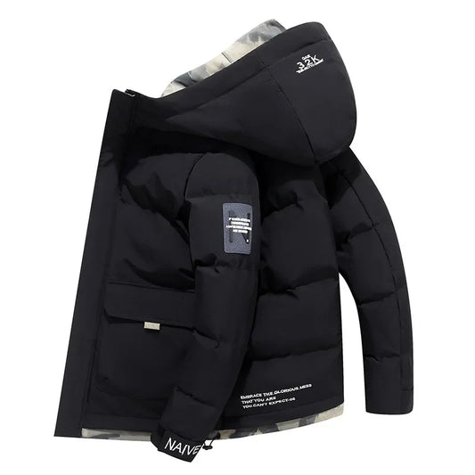 Schwarze Herren-Daunenjacke mit Kapuze, modernem Design und Aufnähern, warm und stilvoll.