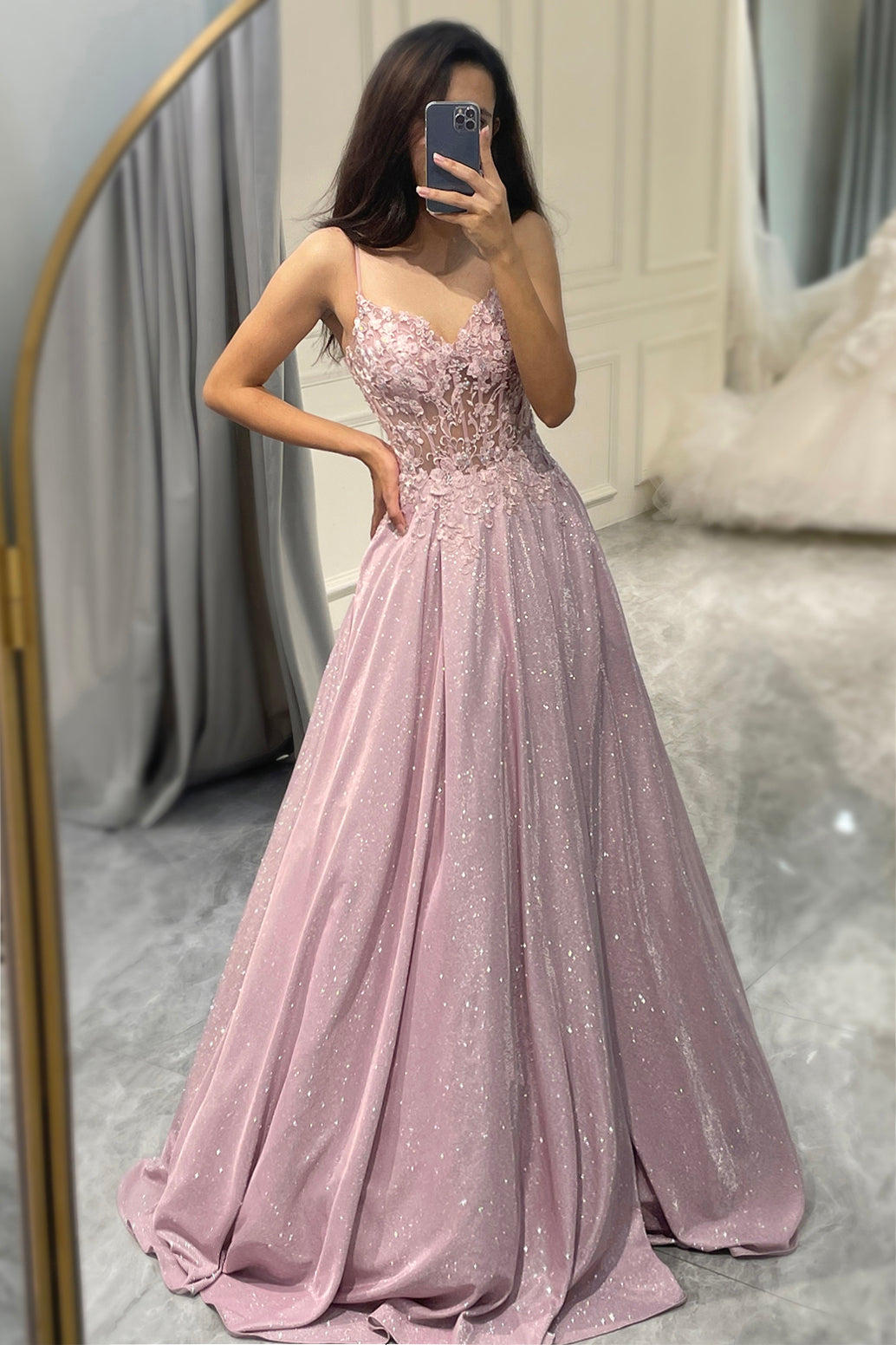 Rosa Abendkleid mit Pailletten, ärmellos, bodenlang, elegantes Design, Ballkleid für besondere Anlässe.