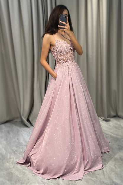 Frau in rosa Abendkleid mit Pailletten, elegantes Design, Ballkleid, glamourös, modisch.