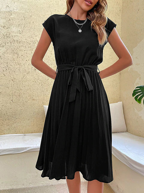 Schwarzes, plissiertes Midi-Kleid für Damen mit kurzen Ärmeln und Rundhalsausschnitt.