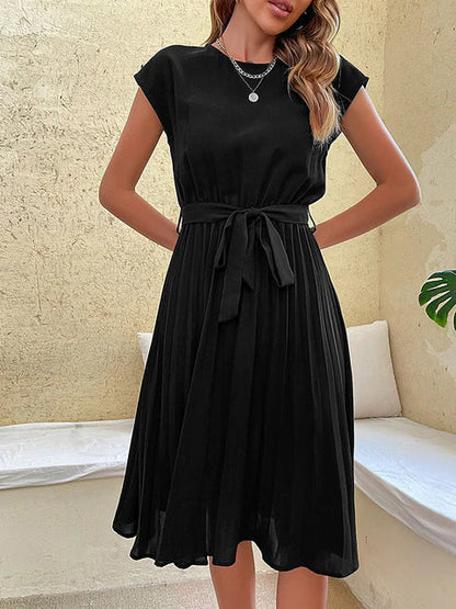 Schwarzes, plissiertes Midi-Kleid für Damen mit kurzen Ärmeln und Rundhalsausschnitt.