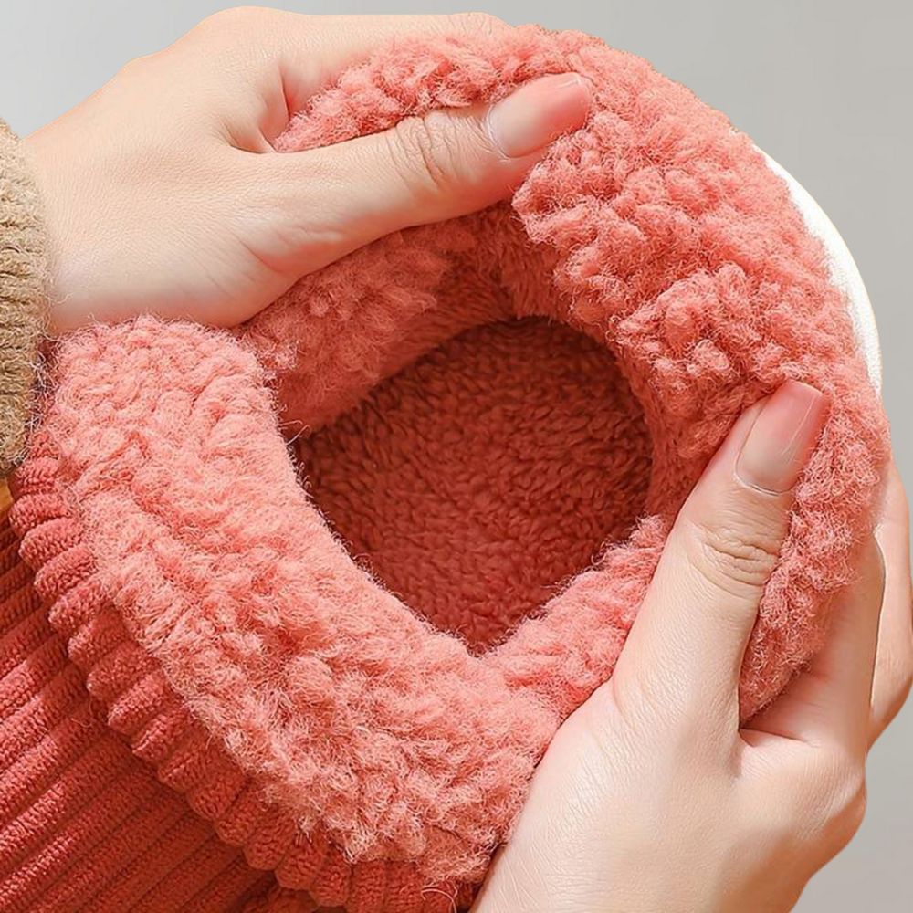 Rote Damen-Wärmepantoffeln aus Fleece, gemütlich und warm, ideal für kalte Wintertage.
