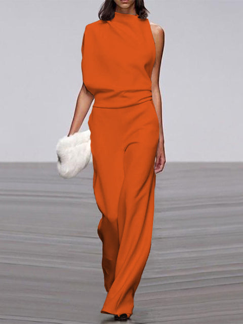 Frau in orangefarbenem ärmellosem Jumpsuit, elegantes Design, Sommermode, Büro-Look.