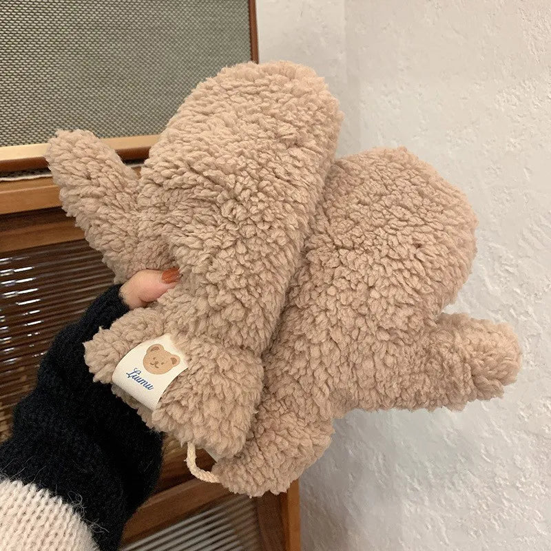 Beige Plüschhandschuhe, warm, flauschig, Winteraccessoire, Damenmode, gemütlich, stilvoll.
