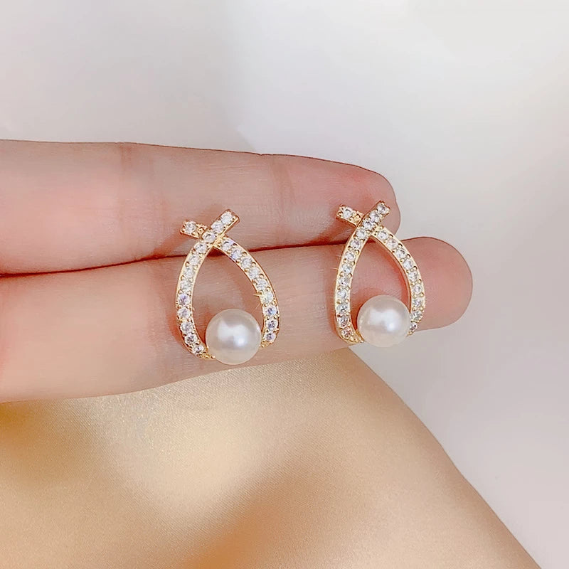Goldene Ohrringe mit Kunstperlen und Kristallen, eleganter Schmuck für Damen.