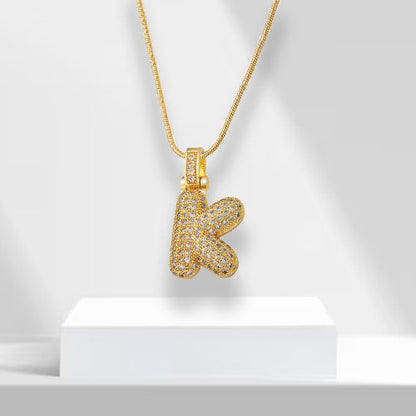 Goldener Buchstabenanhänger K mit Diamanten, Halskette, Schmuck, Geschenkideen, Luxusaccessoire.
