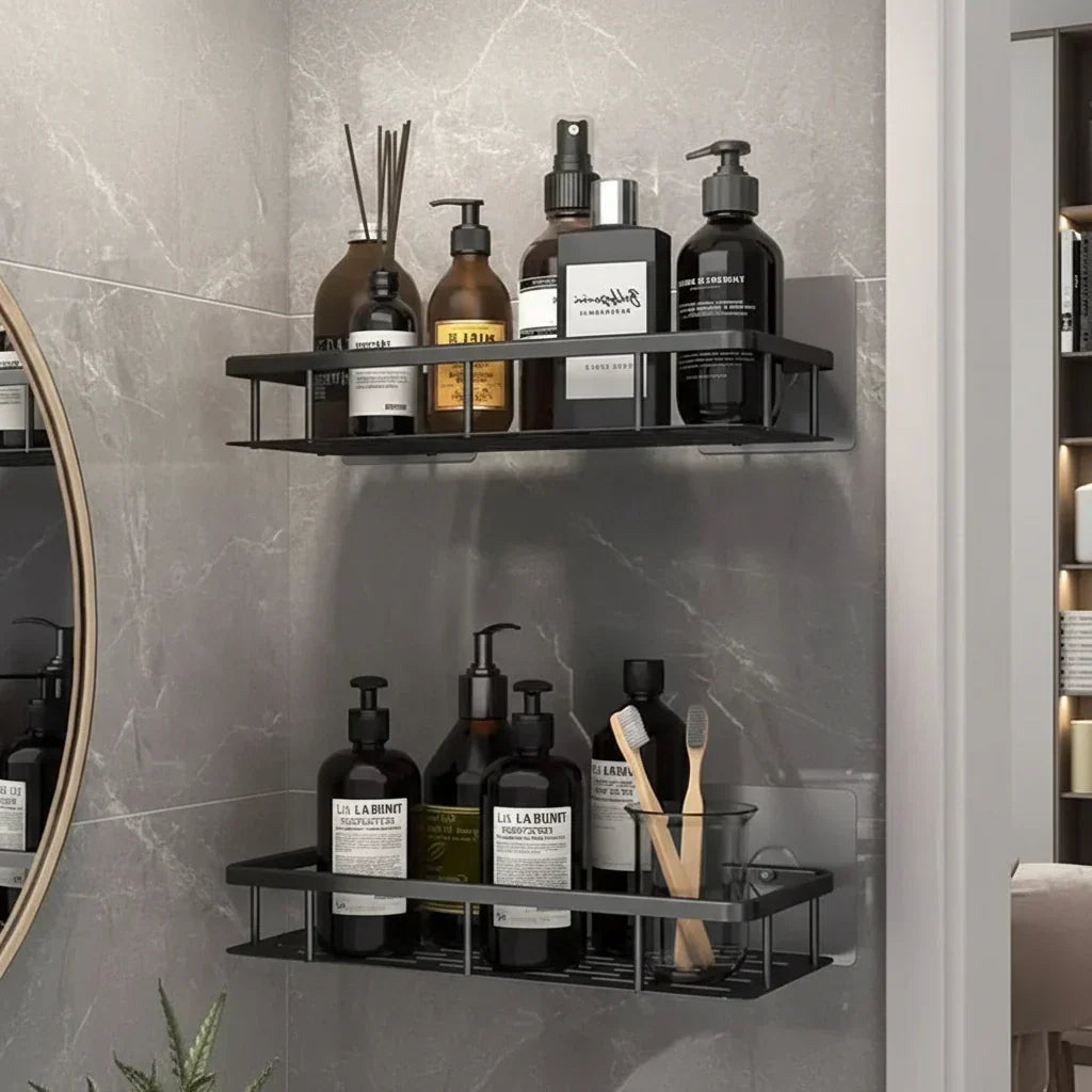 Två svarta hyllor ovanpå varandra med badrumsprodukter och tandborstar i glas, bredvid rund spegel 4