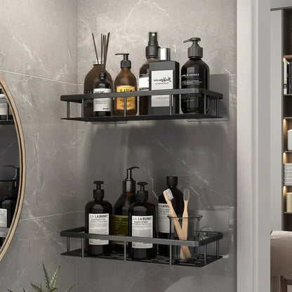 Två svarta hyllor ovanpå varandra med badrumsprodukter och tandborstar i glas, bredvid rund spegel 4