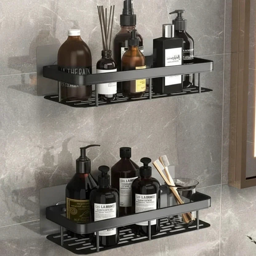Två svarta hyllor med genombruten botten, fyllda med brunt glas och tandborstar 9