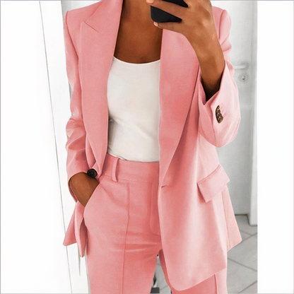 Frau im rosa Anzug, weißes Top, Businessmode, eleganter Stil, modisches Outfit.
