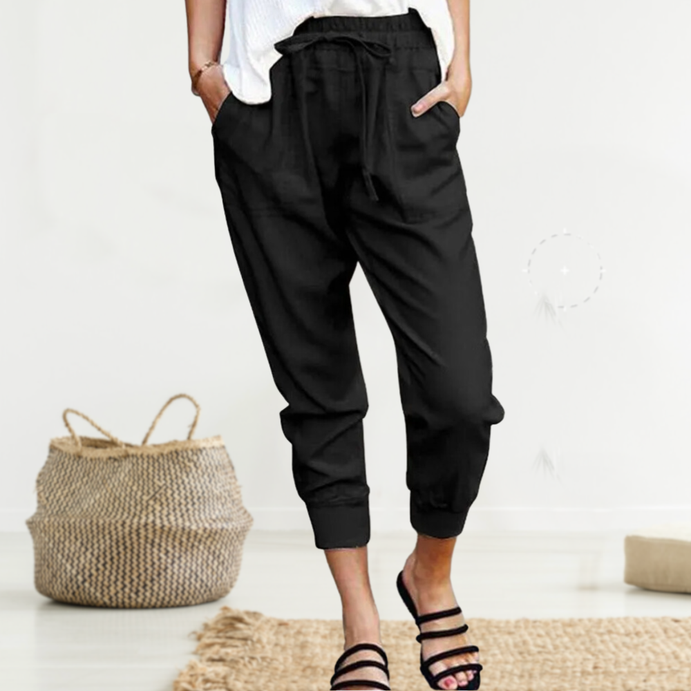 Frau trägt schwarze Leinenhose, lässig, mit Kordelzug, ideal für Sommermode, bequem.