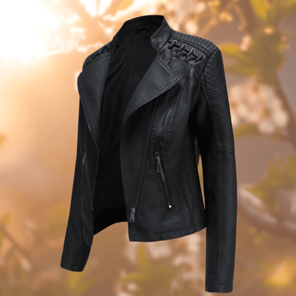 Schwarze Lederjacke Damen, asymmetrischer Reißverschluss, modisch, Herbstmode, Biker-Stil.
