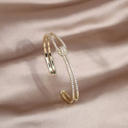 Kunstvoll Gestaltetes Armreif - GoldKnot 