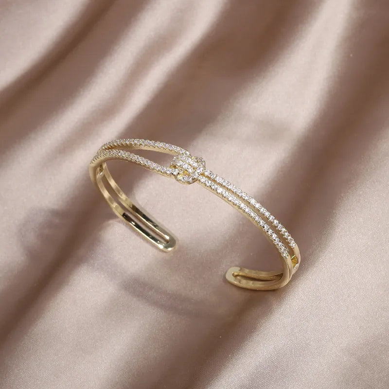 Kunstvoll Gestaltetes Armreif - GoldKnot 