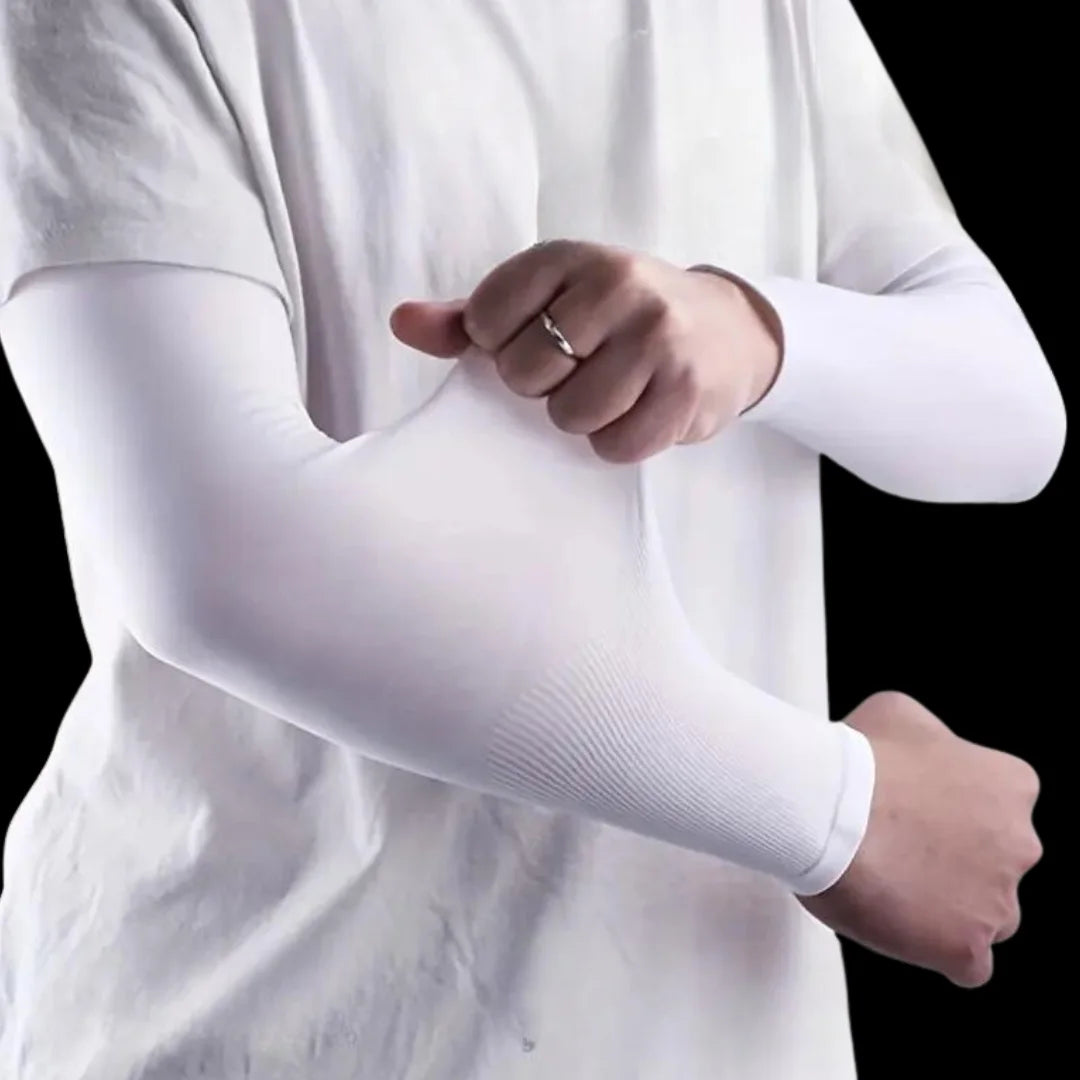 Mann trägt weiße Armkompressionshülse, Sportbekleidung, elastisch, atmungsaktiv.