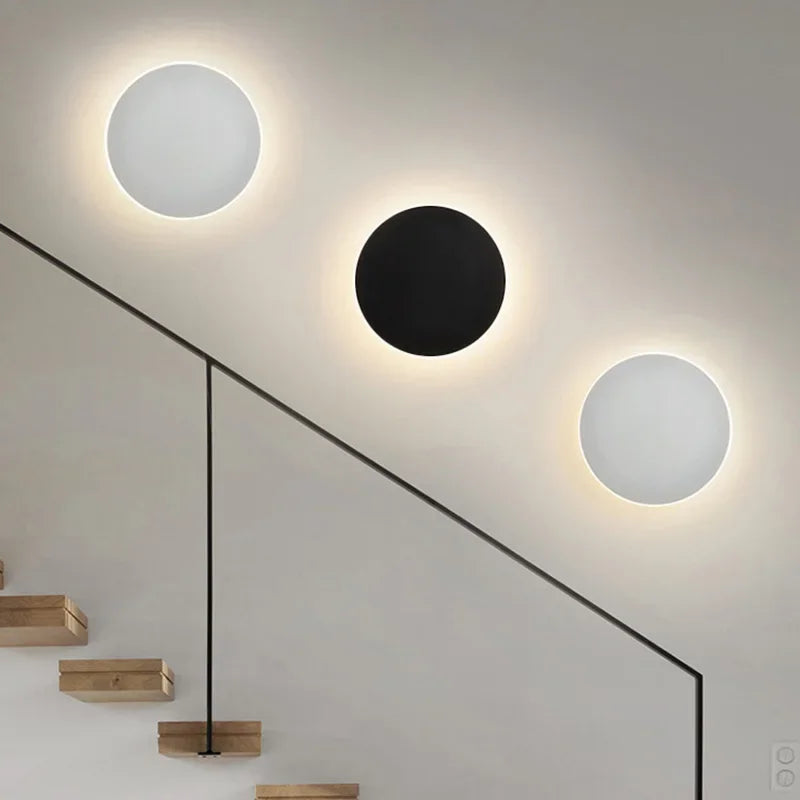 Moderne runde LED-Wandlampen, schwarz-weiß, minimalistisch, Treppenbeleuchtung, Innenbereich.