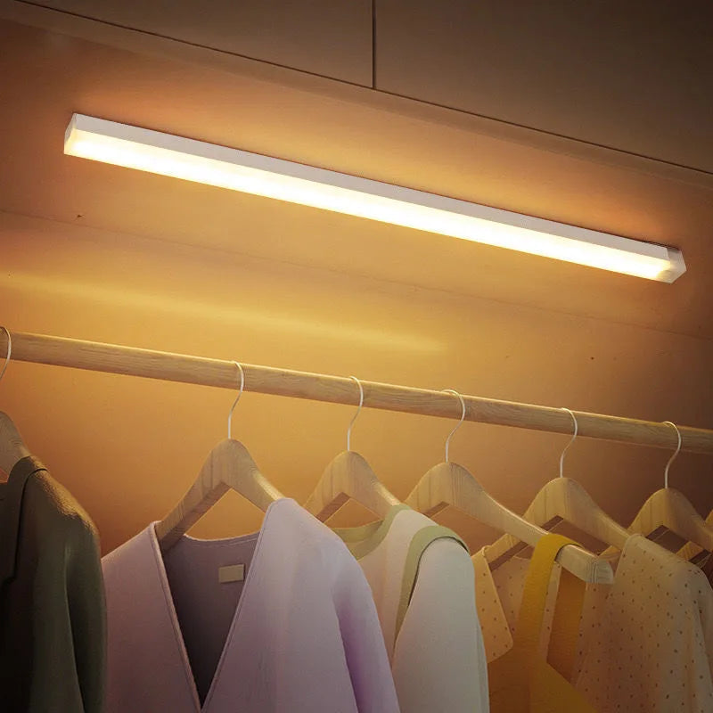 LED-Kleiderschrankleuchte, warmweiß, energiesparend, moderne Beleuchtung, Holz-Kleiderstange.